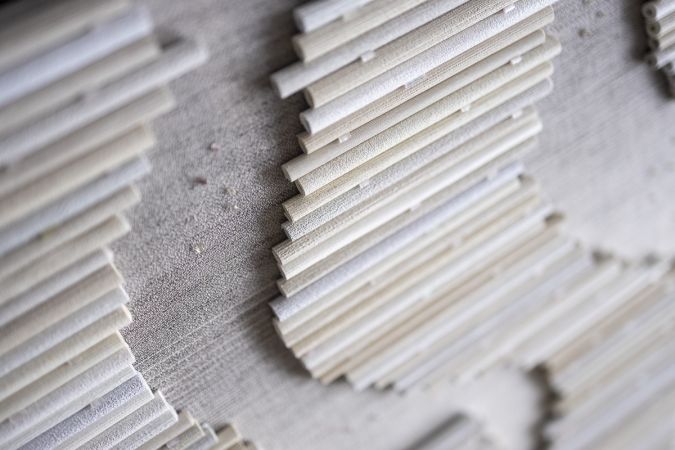 Linnen span­draden vormen de structurele basis van het biomorfische wandobject