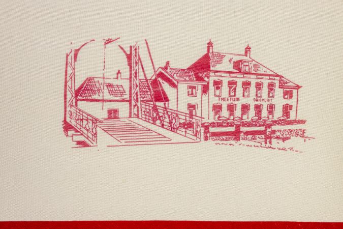 Textiel wandpaneel met hersteld borduurwerk, omlijst met handgesneden nepleren elementen